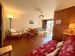 TV - Mountain Studio in Claux, 4 people, close to slopes & shops (Vars)