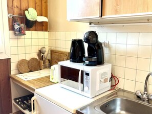 Fridge, microwave, stovetop, coffee/tea maker - Mountain Studio in Claux, 4 people, close to slopes & shops (Vars)