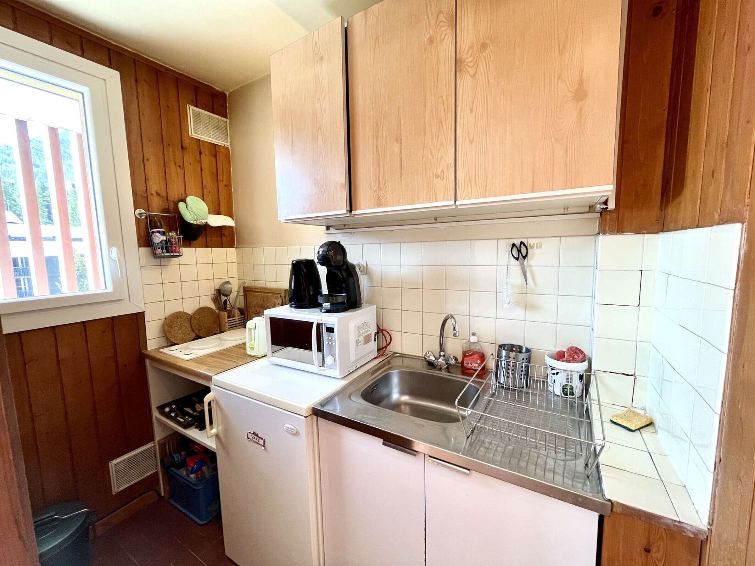 Fridge, microwave, stovetop, coffee/tea maker