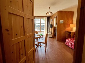 Interior - Mountain Studio in Claux, 4 people, close to slopes & shops (Vars)