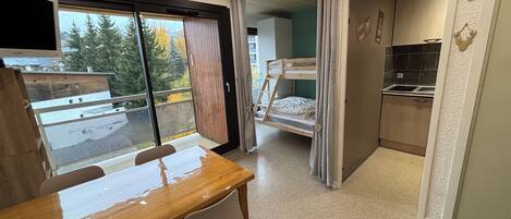 1 bedroom, travel cot