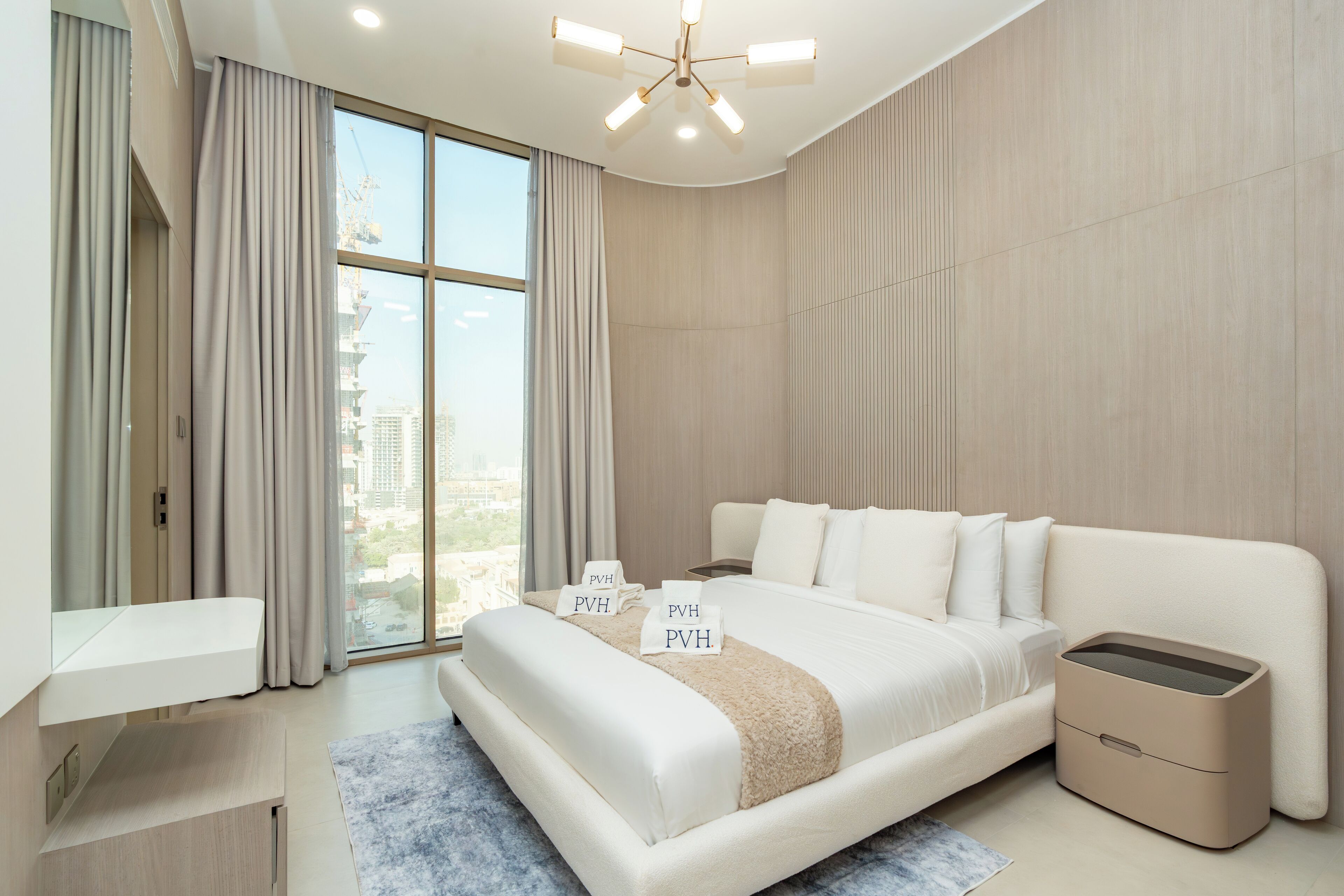 Luxury-Apartment, Stadtblick | Zimmersafe, individuell dekoriert, individuell eingerichtet