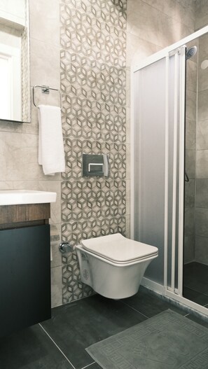 Classic-Doppelzimmer, Gartenblick | Badezimmer | Dusche, Haartrockner, Hausschuhe, Handtücher