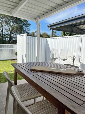 Outdoor dining - Casa Al Mare-your cosy beach house family and pet friendly central to everything (Burleigh Waters)