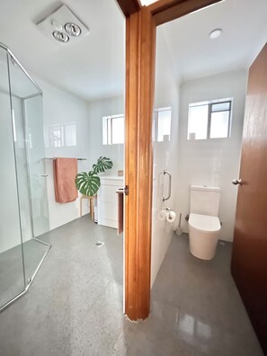 Een douche, een haardroger, handdoeken, zeep