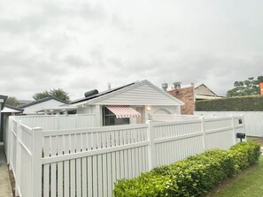 Exterior - Casa Al Mare-your cosy beach house family and pet friendly central to everything (Burleigh Waters)