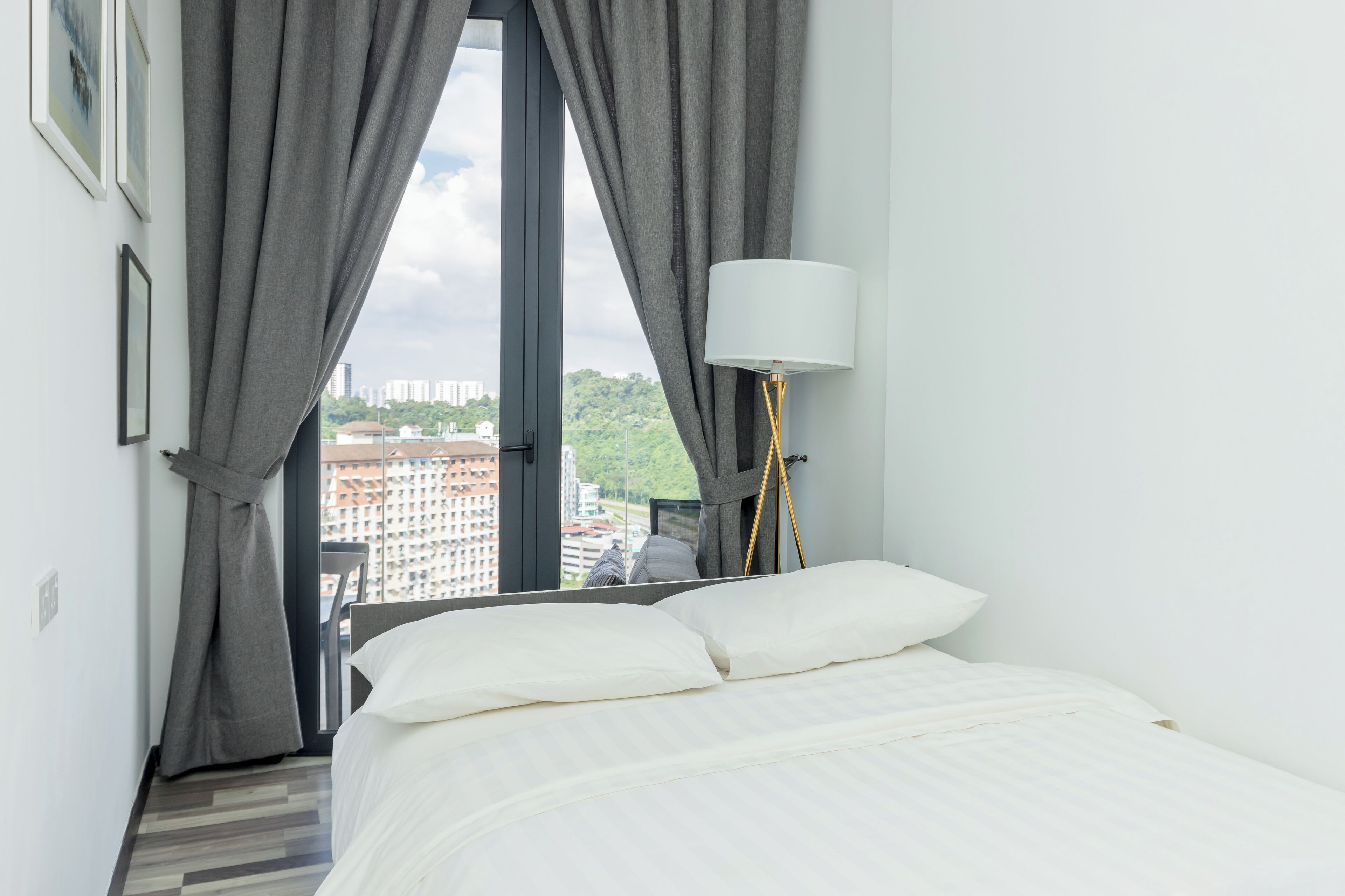 Escritorio, espacio para trabajar con laptop y wifi gratis 