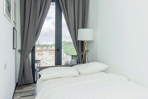 Schreibtisch, laptopgeeigneter Arbeitsplatz, kostenloses WLAN