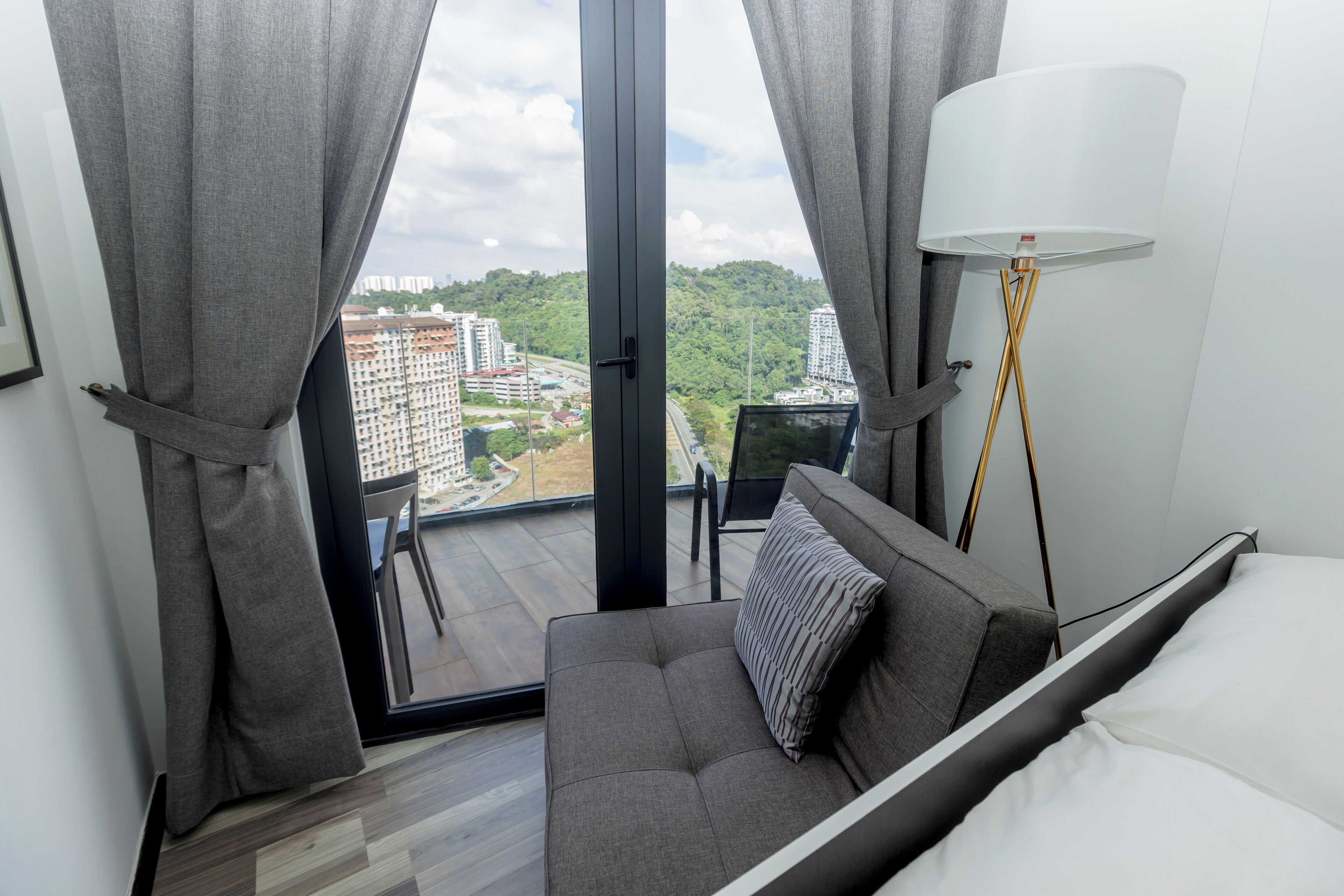 办公桌、笔记本电脑工作区、免费 WiFi