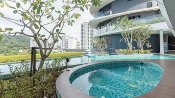 Hồ bơi trong nhà, hồ bơi ngoài trời