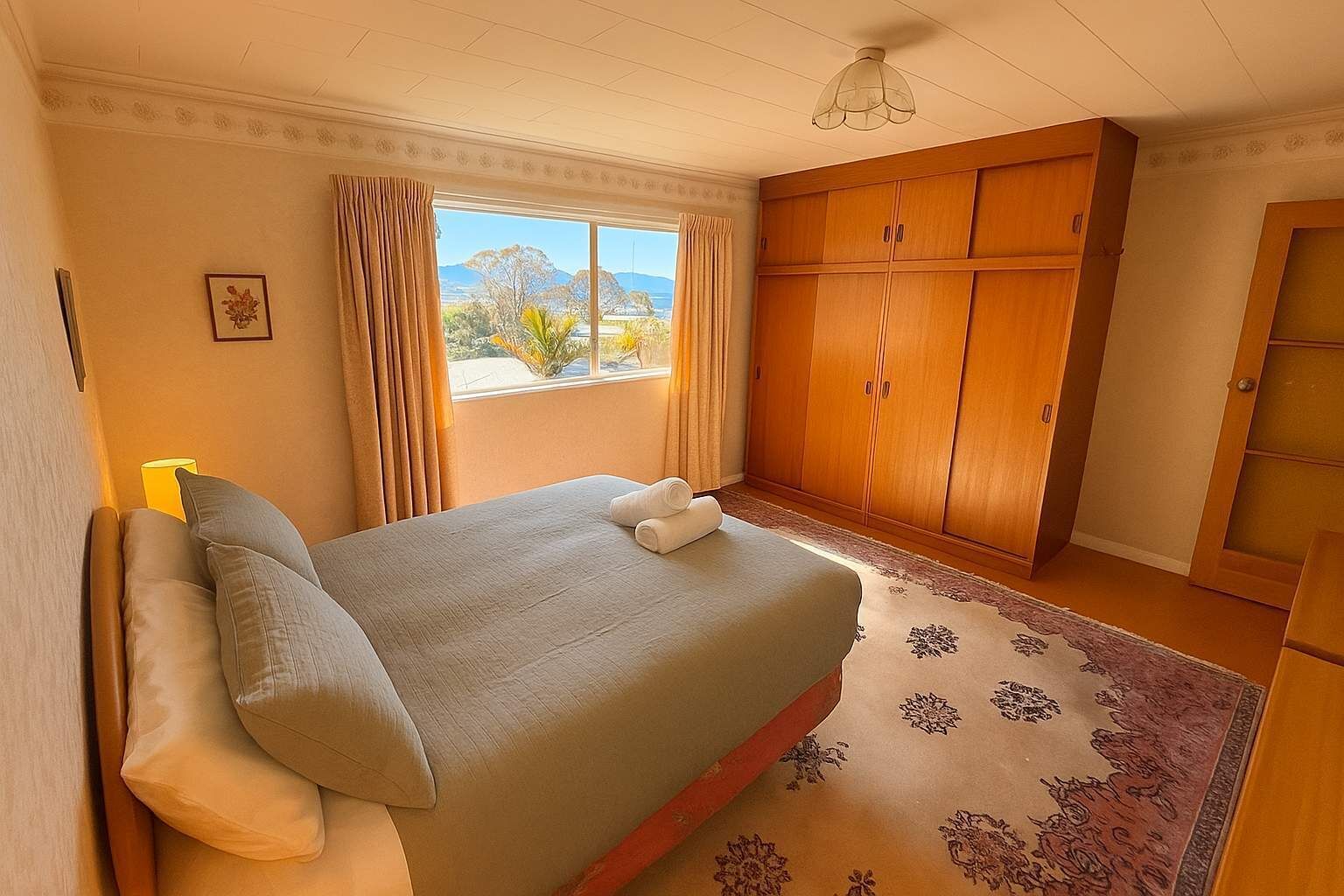 3 habitaciones, tabla de planchar con plancha, wifi y ropa de cama 