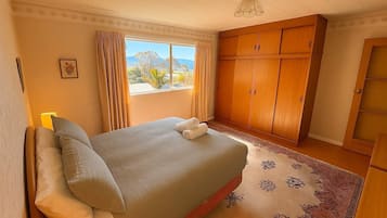 3 habitaciones, tabla de planchar con plancha, wifi y ropa de cama