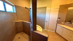 Shower, towels - Spacious Family Home - Collingwood, Golden Bay (Collingwood)