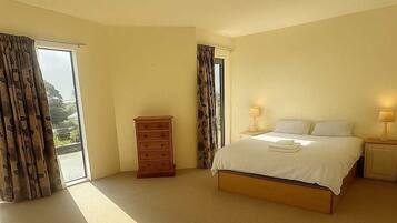 4 bedrooms, WiFi, bed sheets