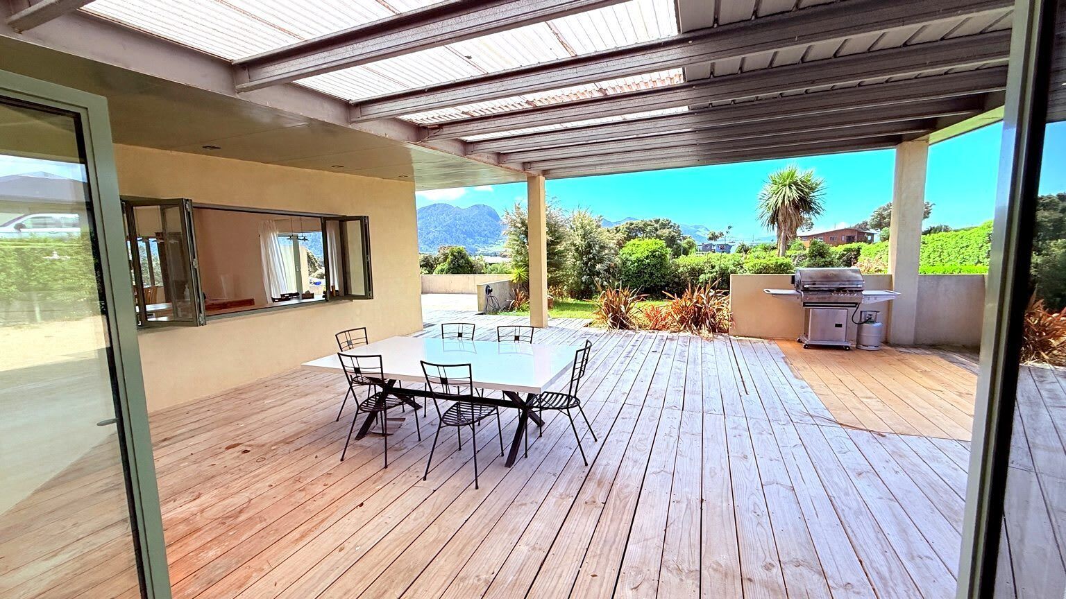 屋外ダイニングエリア