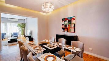 Huoneisto, 1 makuuhuone, kaupunkinäköala | Oleskelualue