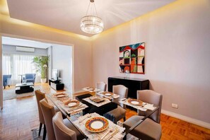 Huoneisto, 1 makuuhuone, kaupunkinäköala | Oleskelualue