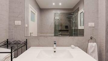 Huoneisto, 1 makuuhuone, kaupunkinäköala | Kylpyhuone