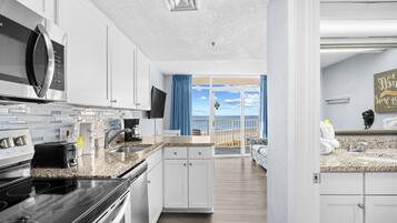 Refrigerador, microondas, horno y parrilla de estufa