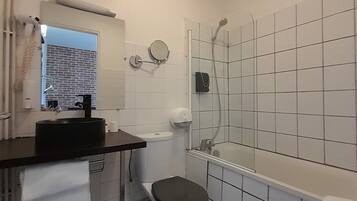 SĂšche-cheveux, serviettes fournies, savon, papier toilette