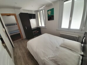 Iron/ironing board, WiFi - Hotel room in Amiens city center (Amiens)