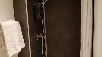 SĂšche-cheveux, serviettes fournies, savon, papier toilette