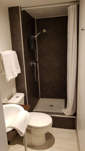 مجففات شعر، مناشف، صابون، ورق حمّام