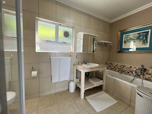 Shower, hair dryer, towels, soap - Sea Shells A beautiful luxurious SeaView unit in Umhlanga Rocks (uMhlanga)