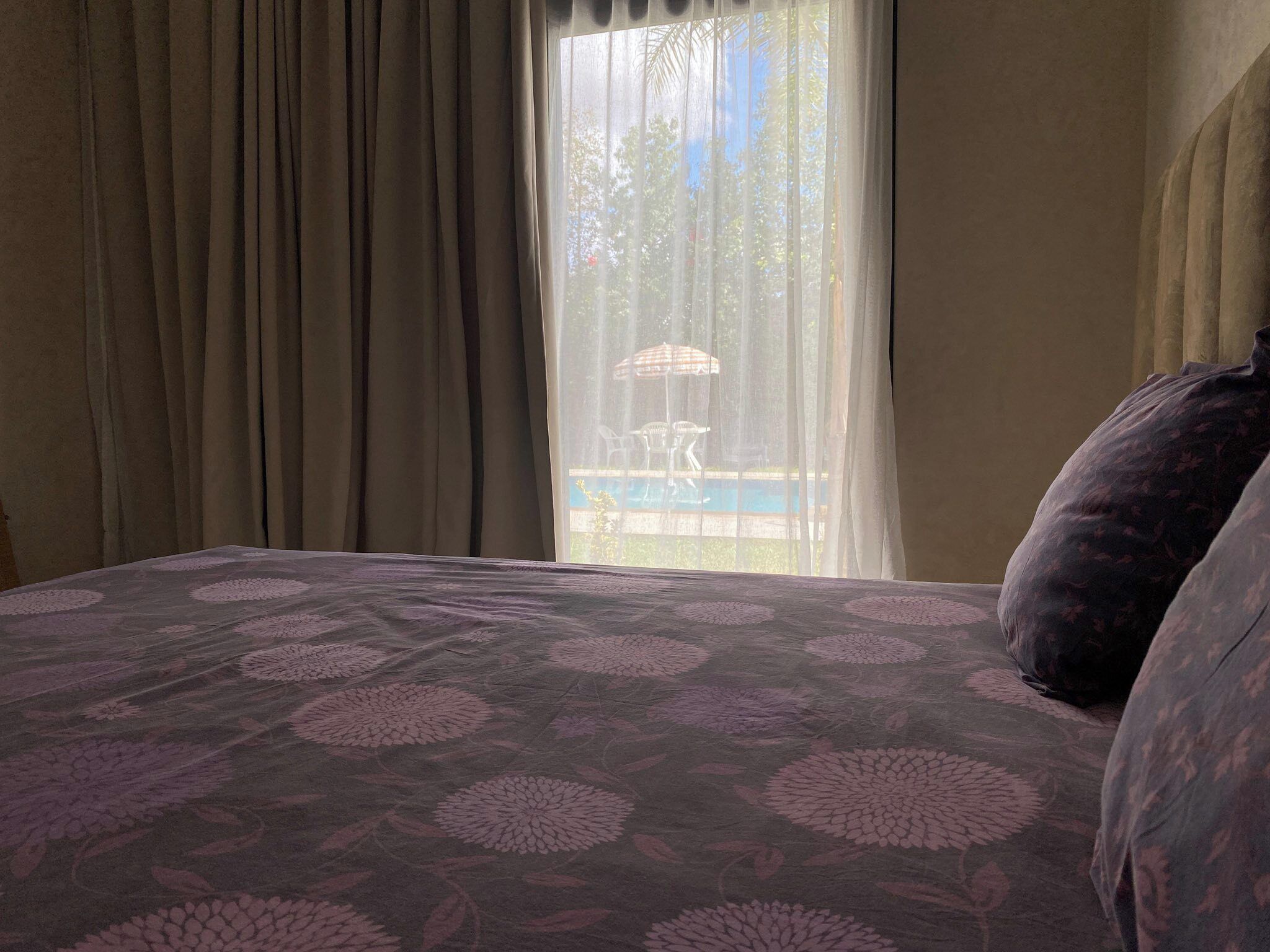 4 bedrooms, iron/ironing board, internet, bed sheets