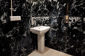 Doppia Premium, balcone, vista città | Bagno | Doccia, sapone, carta igienica
