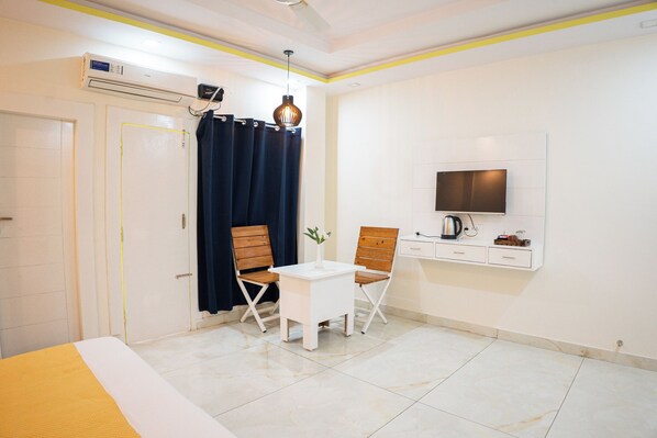 Premium Double Room, Balcony, City View | Free WiFi - Trippme Rishikesh (Rishikesh)