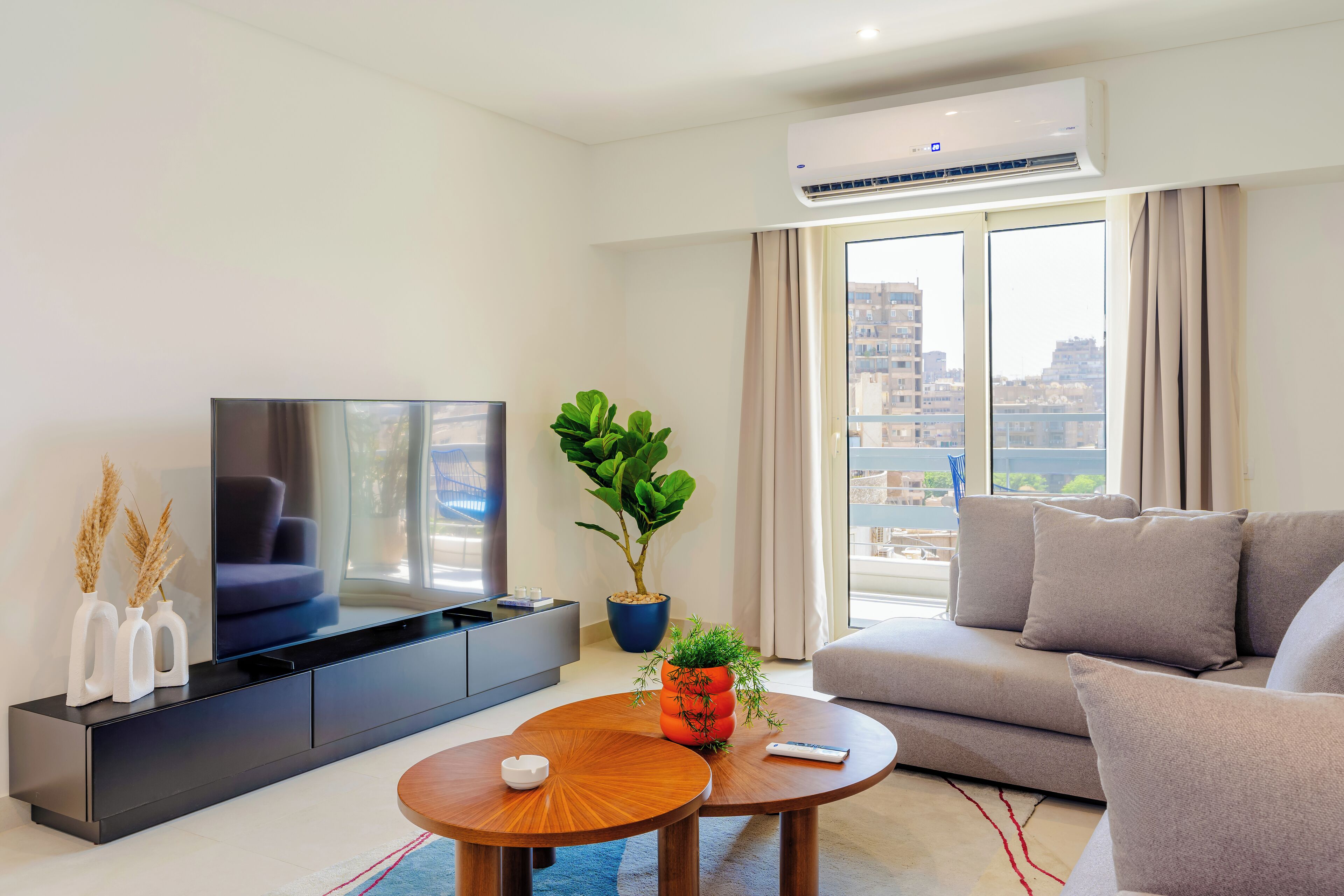 公寓, 阳台, 城市景观 | 起居区 | 55-英寸智能电视（配备数码频道）
