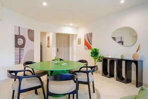 Departamento, cocineta, vista a la ciudad | Área de sala de estar