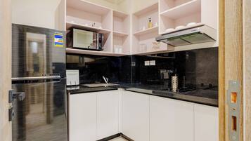 Apartment, Balcony, City View | Private kitchen | Fridge, microwave, stovetop, cookware/dishes/utensils