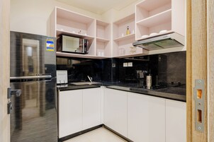 Apartamento, balcón, vistas a la ciudad | Cocina privada | Frigorífico, microondas, placa de cocina y cafetera o tetera