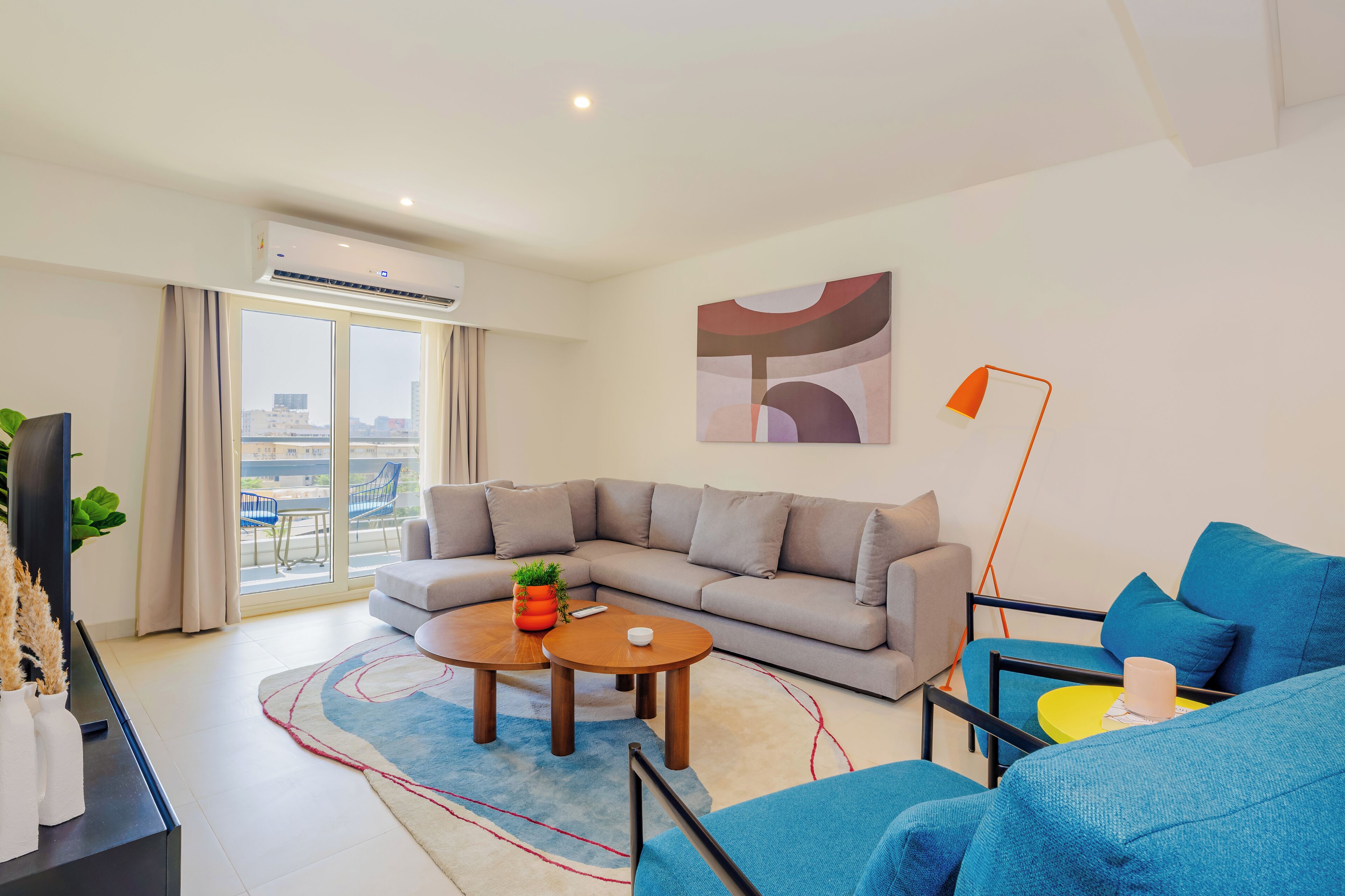 Appartement, balkon, uitzicht op stad | Woonruimte | Een 55-inch smart-tv met digitale zenders