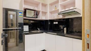 Huoneisto, keittotila, kaupunkinäköala | Yksityinen keittiö | Jääkaappi, mikroaaltouuni, liesi, keittoastiat/astiat/ruokailuvälineet