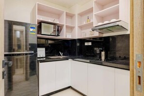 Huoneisto, keittotila, kaupunkinäköala | Yksityinen keittiö | Jääkaappi, mikroaaltouuni, liesi, keittoastiat/astiat/ruokailuvälineet