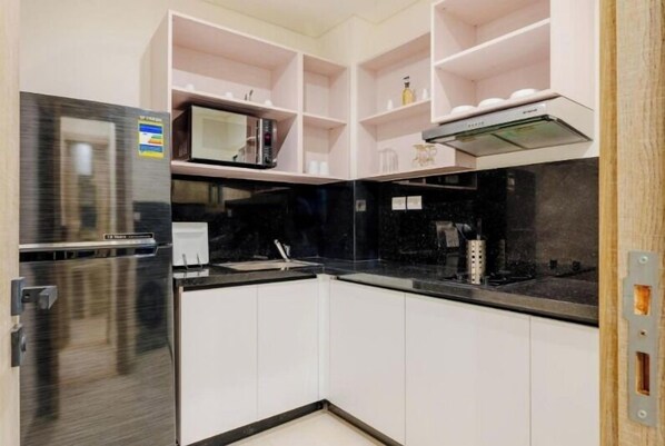 Departamento, cocineta, vista a la ciudad | Cocina privada | Refrigerador, microondas, parrilla de estufa y utensilios de cocina 