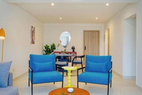 Appartement, 2 chambres, vue sur la ville | Aire de séjour | Téléviseur connecté de 55 po avec télévision numérique