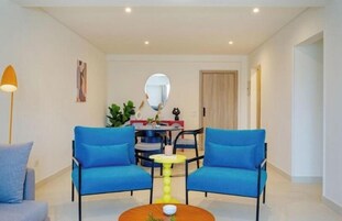 Apartamento, 2 habitaciones, vistas a la ciudad | Zona de estar | Smart TV de 55 pulgadas con canales digitales