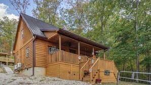 A wooden cabin with a porch, a staircase, and a welcome sign. - Big South Fork National River and Recreation Area (Oneida)