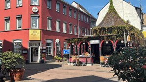 A red building with a sign for 'ADRIA Restaurant & Hotel'. - Hotel Restaurant Adria Kroatien (Bad Ems)