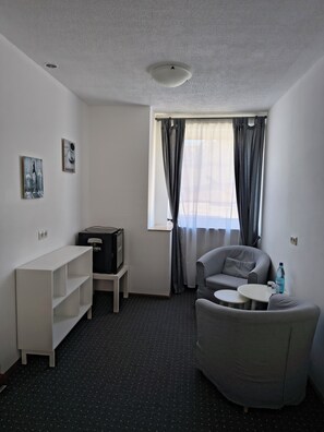 Suite, balcón, vista a la ciudad | Espacio para trabajar con laptop y cortinas blackout