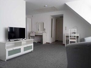 Familiekamer, uitzicht op stad | Een laptopwerkplek, verduisterende gordijnen