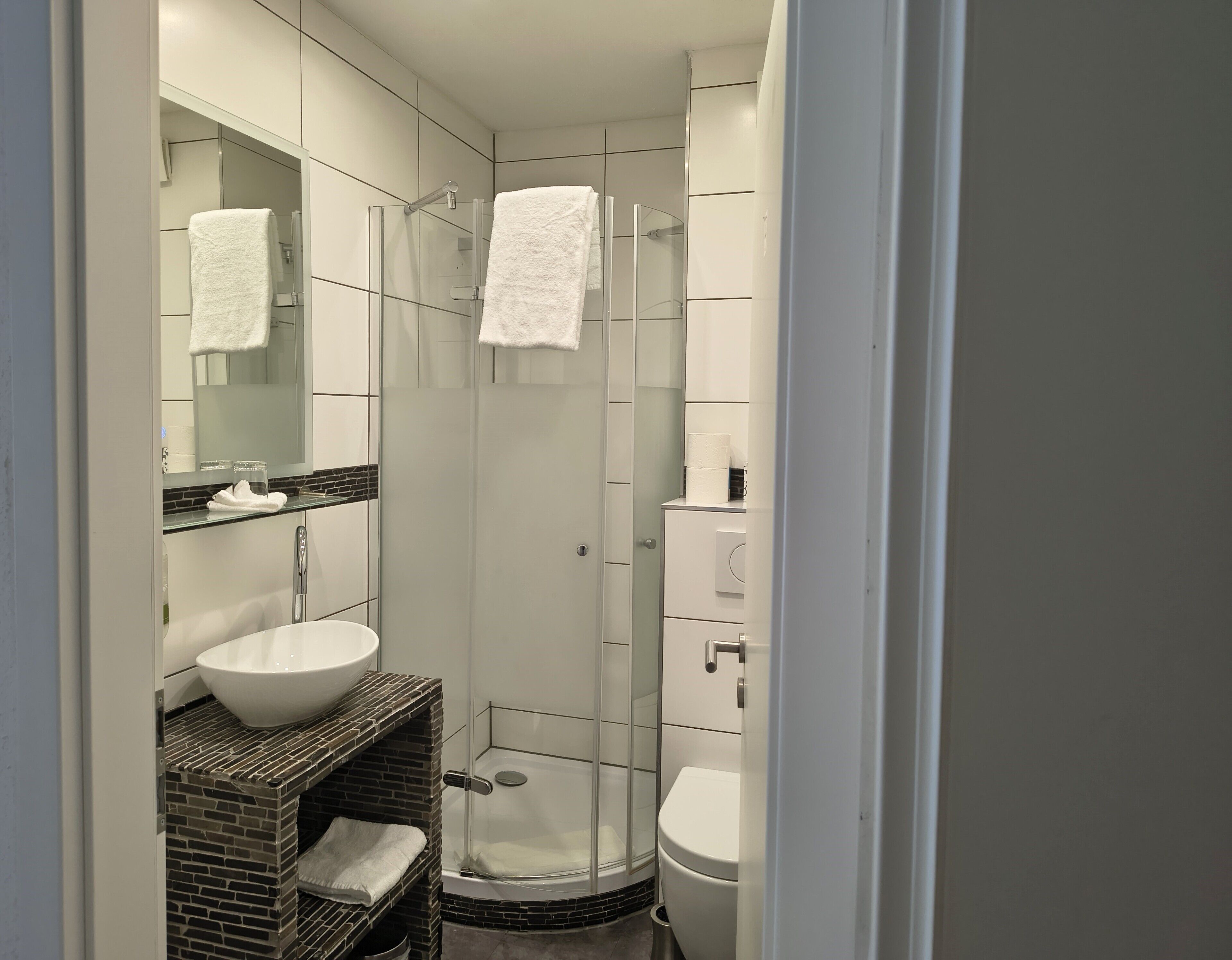 Dusche, Haartrockner, Hausschuhe, Handtücher
