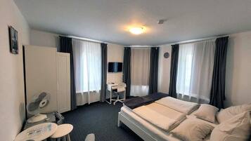 Doppelzimmer, Stadtblick | Laptopgeeigneter Arbeitsplatz, VerdunkelungsvorhÀnge