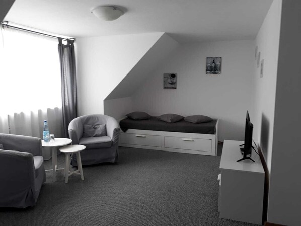 Habitación familiar, vista a la ciudad | Espacio para trabajar con laptop y cortinas blackout