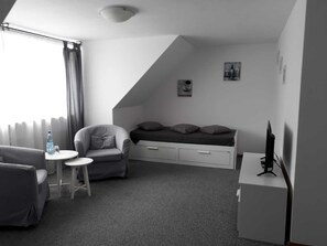 Familiekamer, uitzicht op stad | Een laptopwerkplek, verduisterende gordijnen