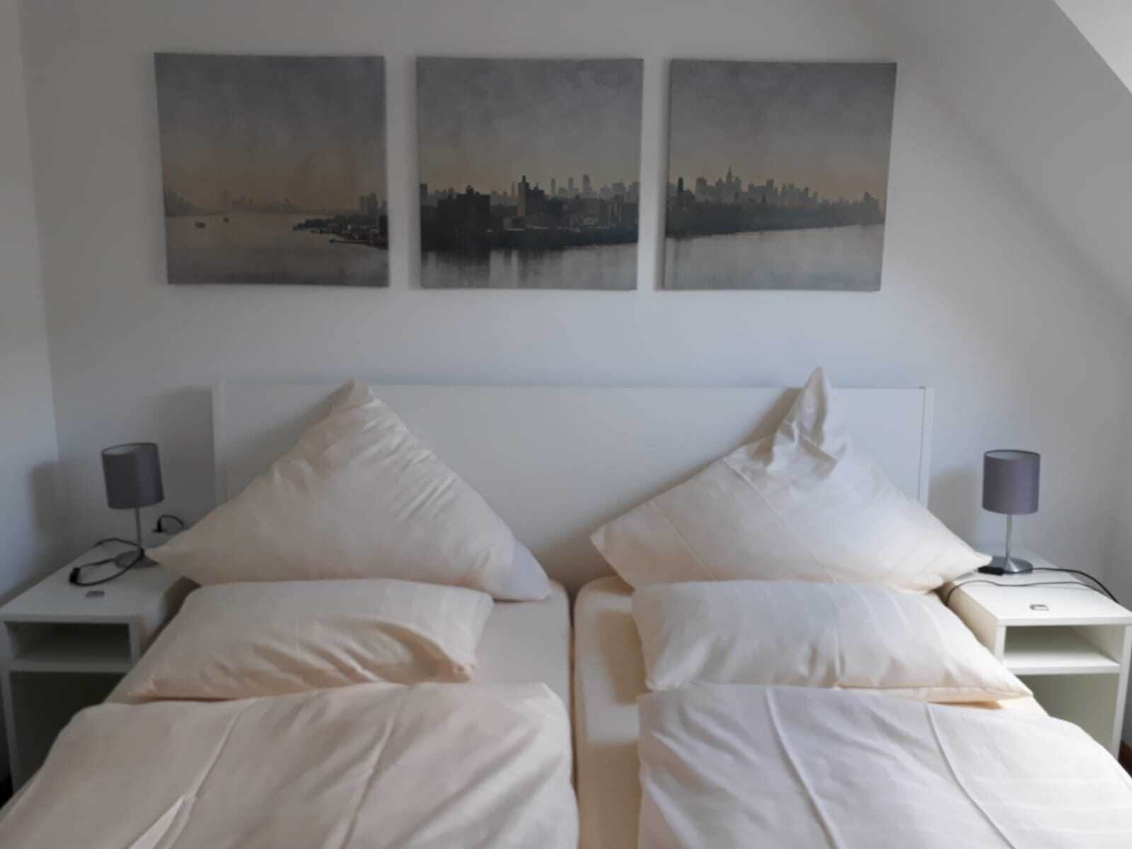 Espacio para trabajar con laptop y cortinas blackout 